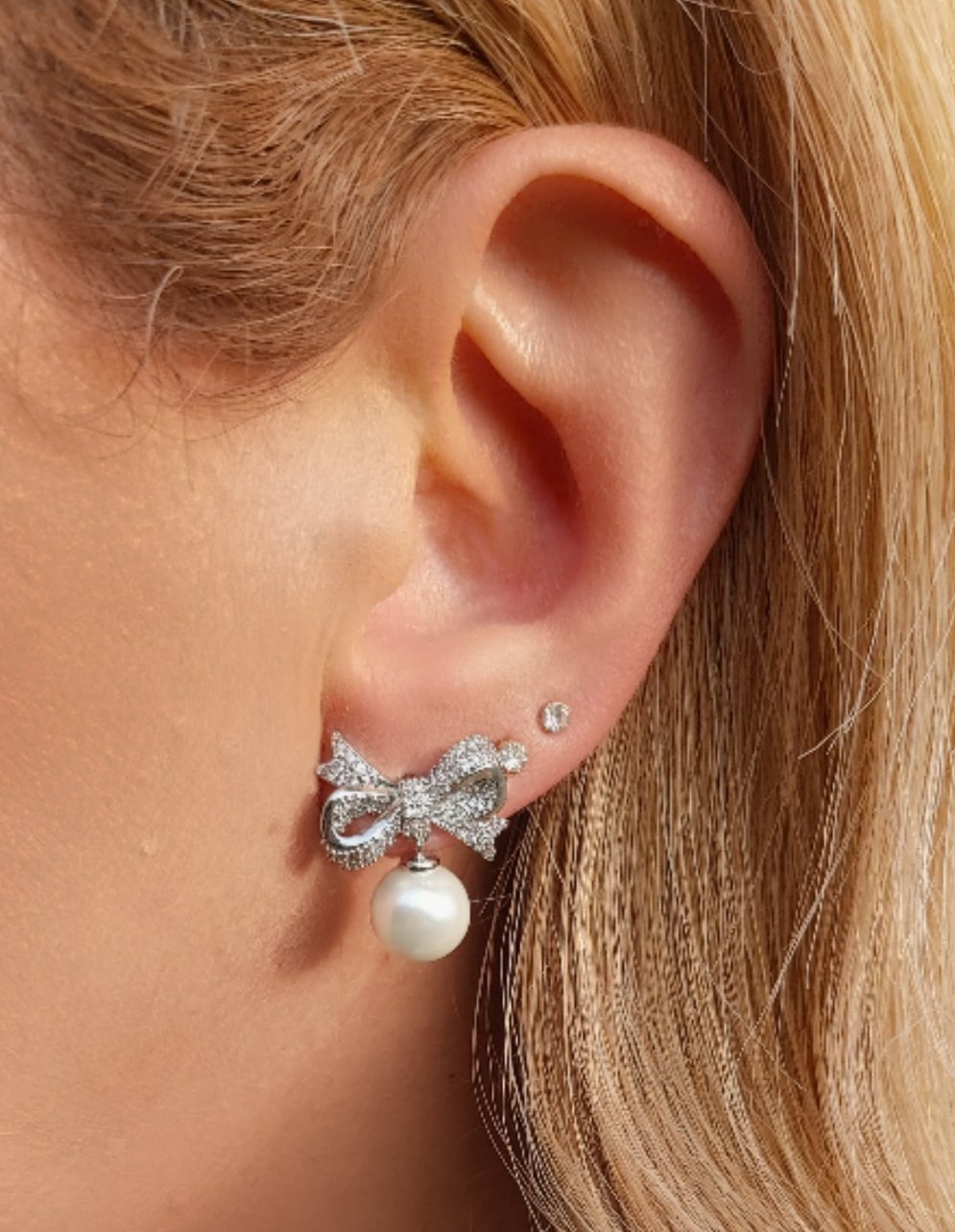 CALLA ~ orecchini bottone con fiocco zirconato e perla