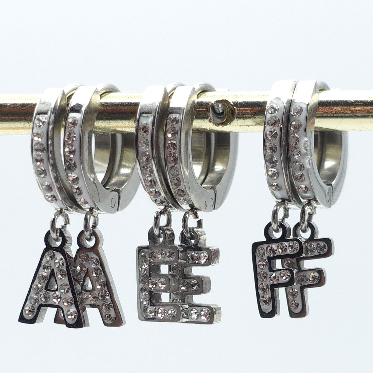 ORECCHINI INIZIALI IN ZIRCONIA ~ ACCIAIO INOSSIDABILE ARGENTO - Mini orecchini a cerchio con iniziali in zirconi