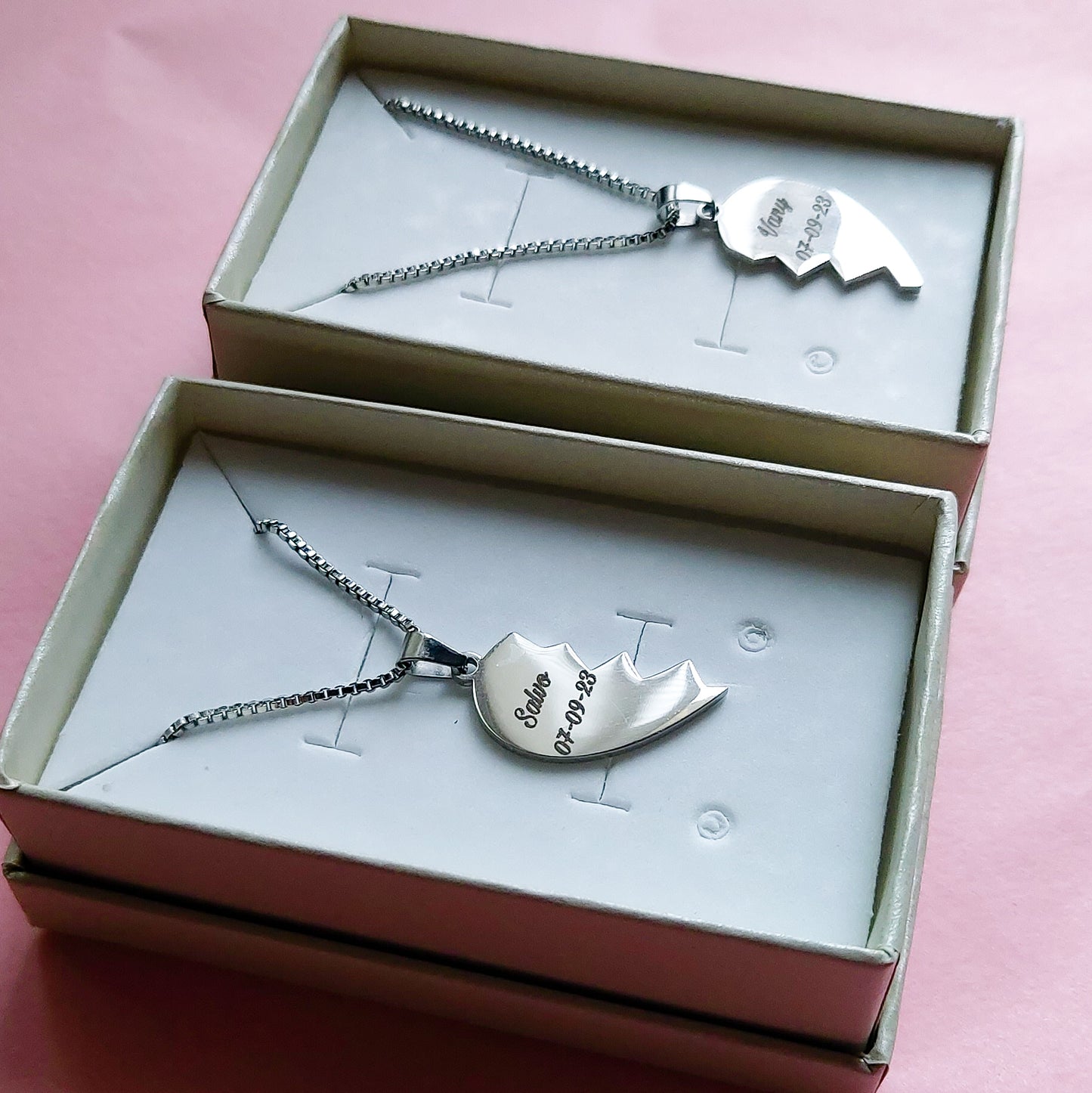 BROKEN HEART ~ ACCIAIO INOSSIDABILE 2 collane con pendente  PERSONALIZZATO cuore spezzato - amicizia - amore - famiglia - occasioni speciali