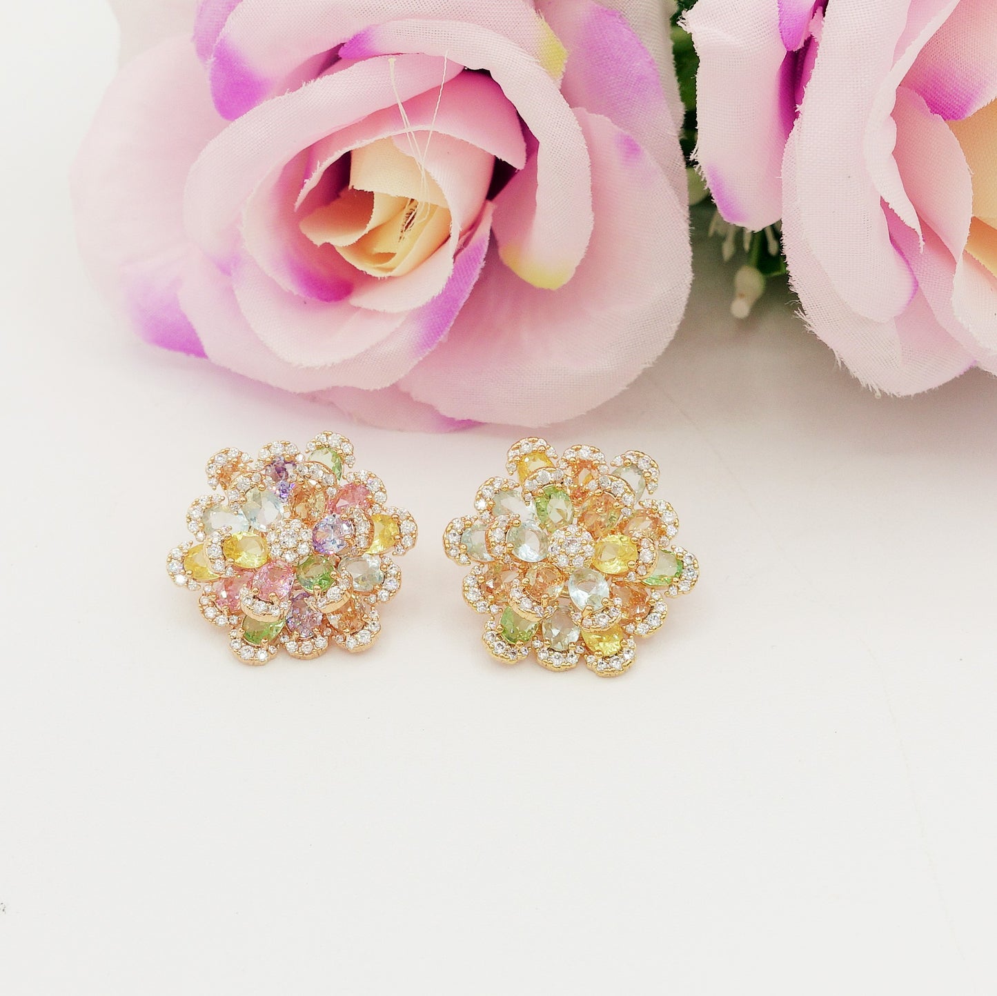 CAMELIA ~ orecchini bottone con fiore zirconato in cubic zirconia