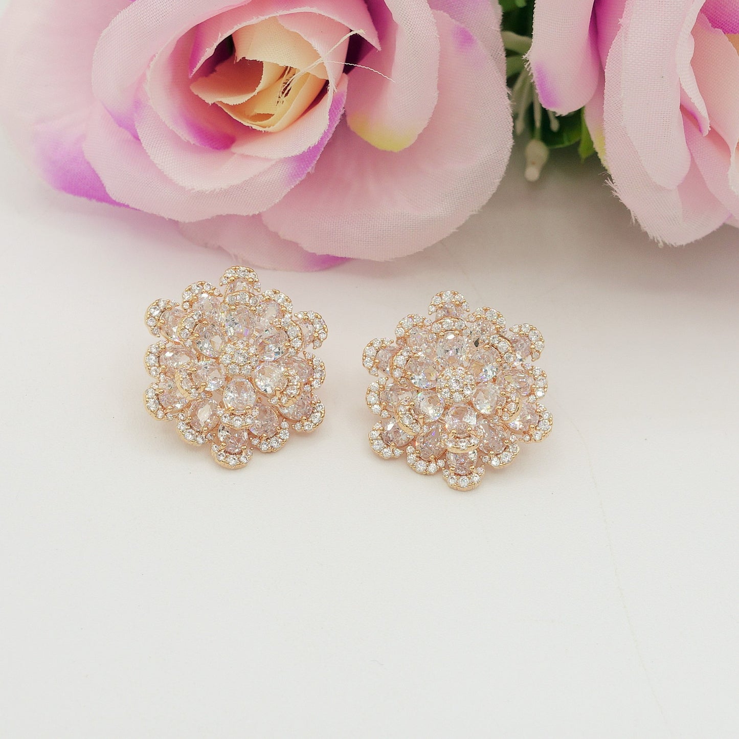 CAMELIA ~ orecchini bottone con fiore zirconato in cubic zirconia