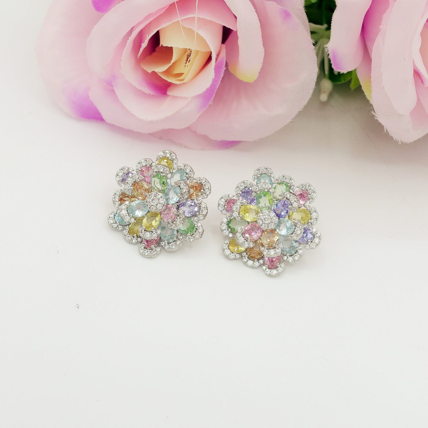 CAMELIA ~ orecchini bottone con fiore zirconato in cubic zirconia