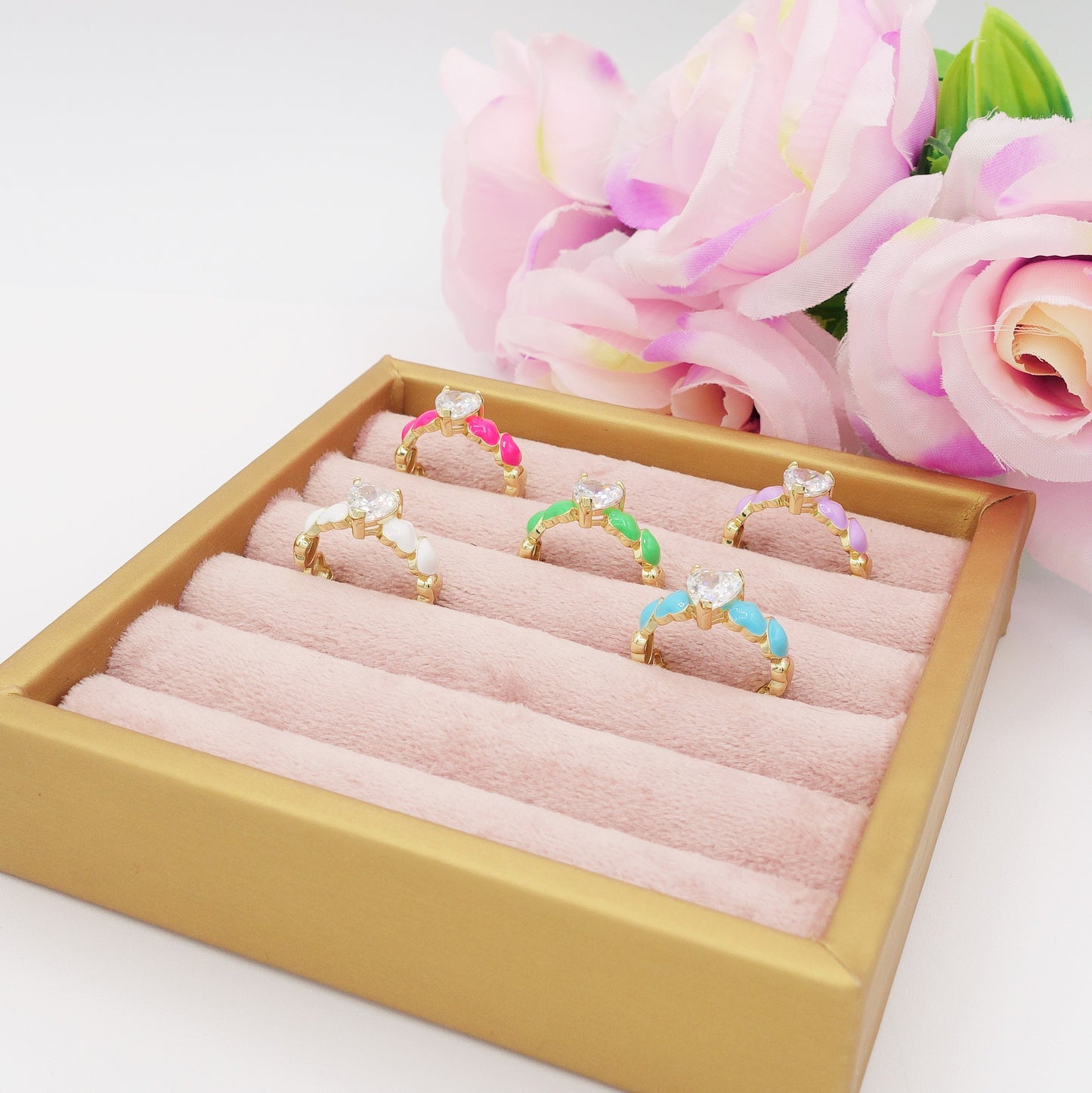 CLAIRE COLOURS - Anello con cuoricini bombè smaltati e Cubic Zirconia a forma di cuore