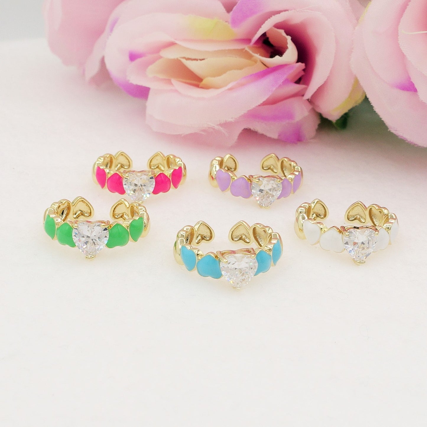 CLAIRE COLOURS - Anello con cuoricini bombè smaltati e Cubic Zirconia a forma di cuore