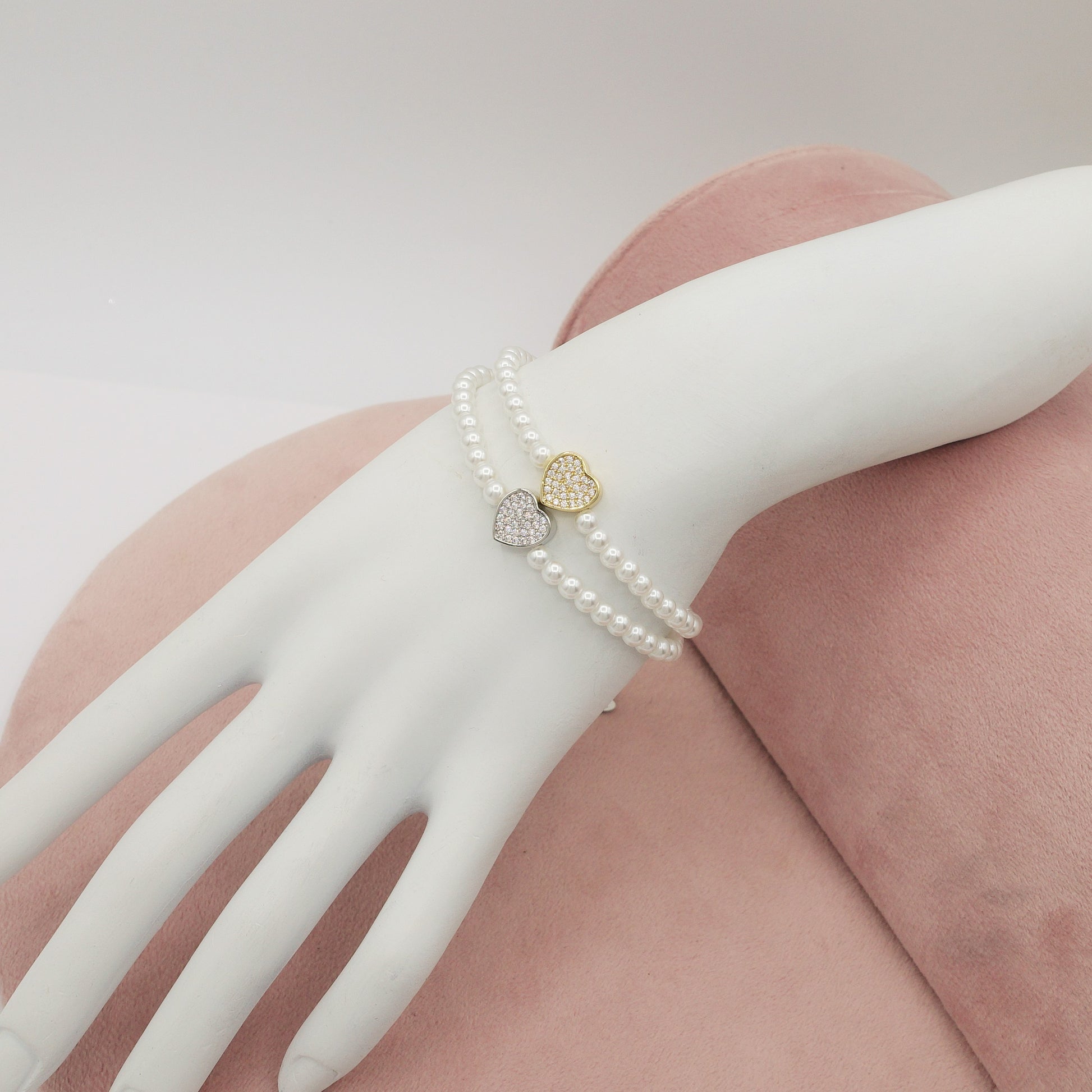 ibasenice Bracciale da donna con perle a forma di cuore, con strass, elegante, al quarzo, cinturino da polso, bracciale da donna, elastico, colore bianco ibasenice Bracciale da donna con perle a forma di cuore, con strass, elegante, al quarzo, cinturino da polso, bracciale da donna, elastico, colore bianco