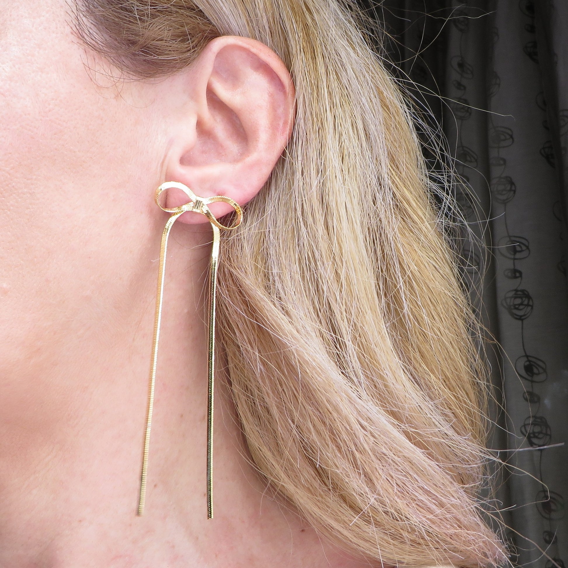 Orecchini pendenti Petite Marquise, orecchini pendenti corti neri, eleganti orecchini pendenti pendenti, orecchini di classe bicolore, orecchini neri in ottone - Italia Orecchini pendenti Petite Marquise, orecchini pendenti corti neri, eleganti orecchini pendenti pendenti, orecchini di classe bicolore, orecchini neri in ottone - Italia