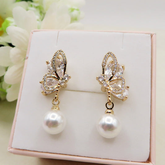 MARIPOSA PEARLS ~ Orecchini bottone con farfalla zirconata e perla