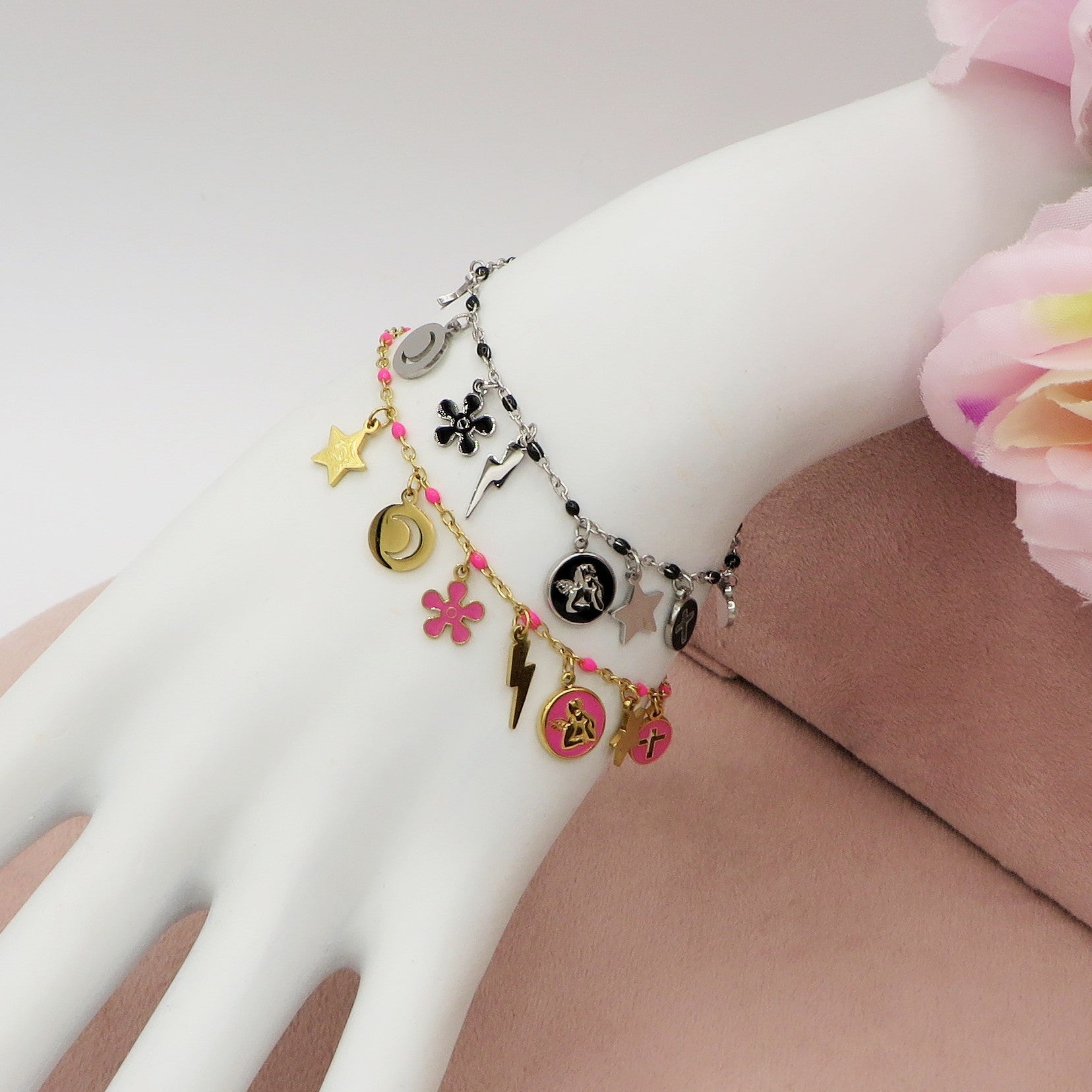 Bracciale rigido in acciaio con charms smaltati Bracciale rigido in acciaio con charms smaltati