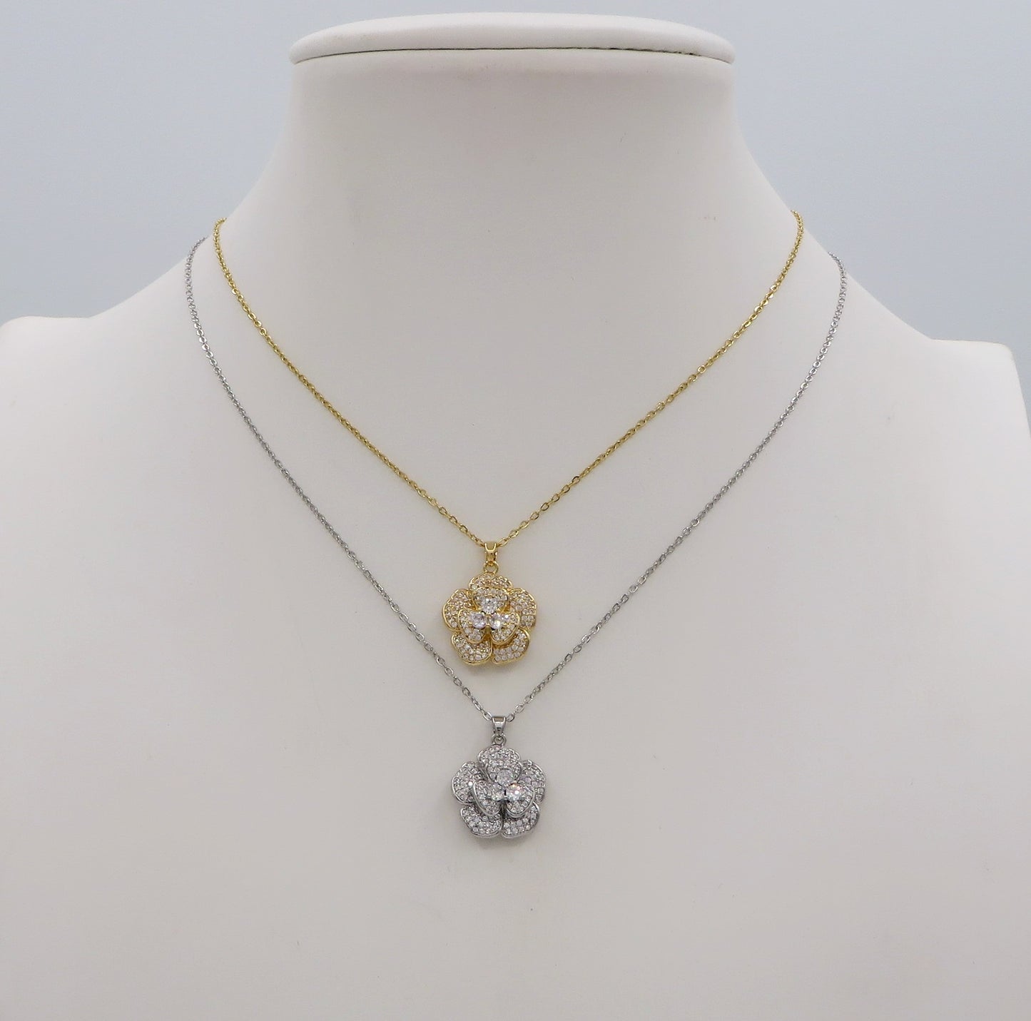 CAMELIA CRYSTAL - Collana con pendente camelia in cubic zirconia