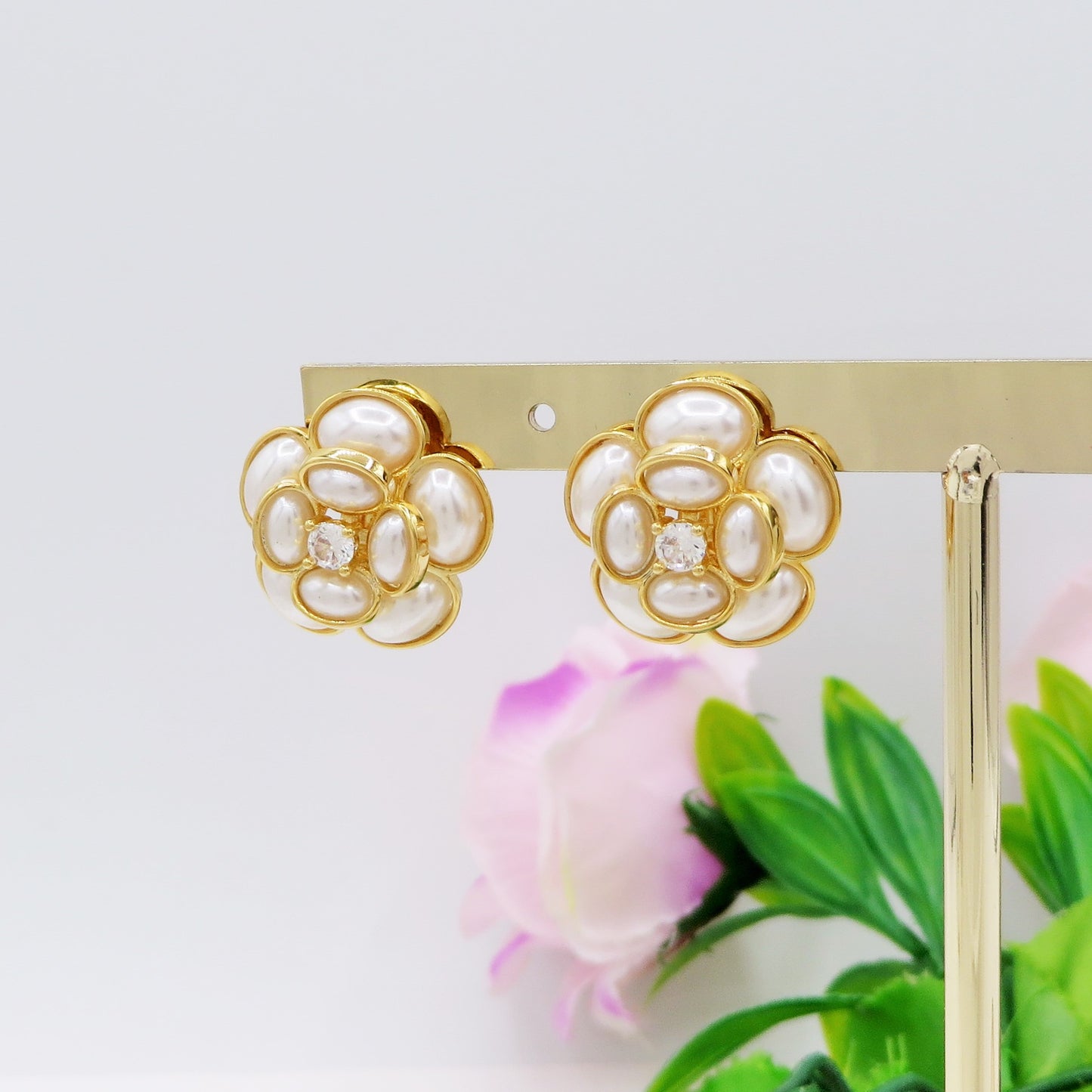 CAMELIA PEARLS A CLIP - Orecchini bottone a fiore con perla - SENZA BUCO