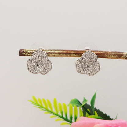 CAMELIA STUDS ~ orecchini lobo con fiore zirconato in cubic zirconia