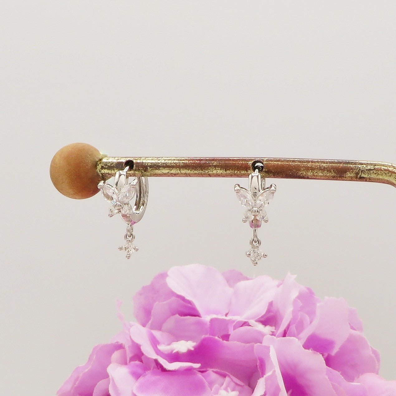 BUTTERFLY HOOP ~ Orecchino ARGENTO 925 cerchietto con farfalla in cubic zirconia ~ Mono orecchino