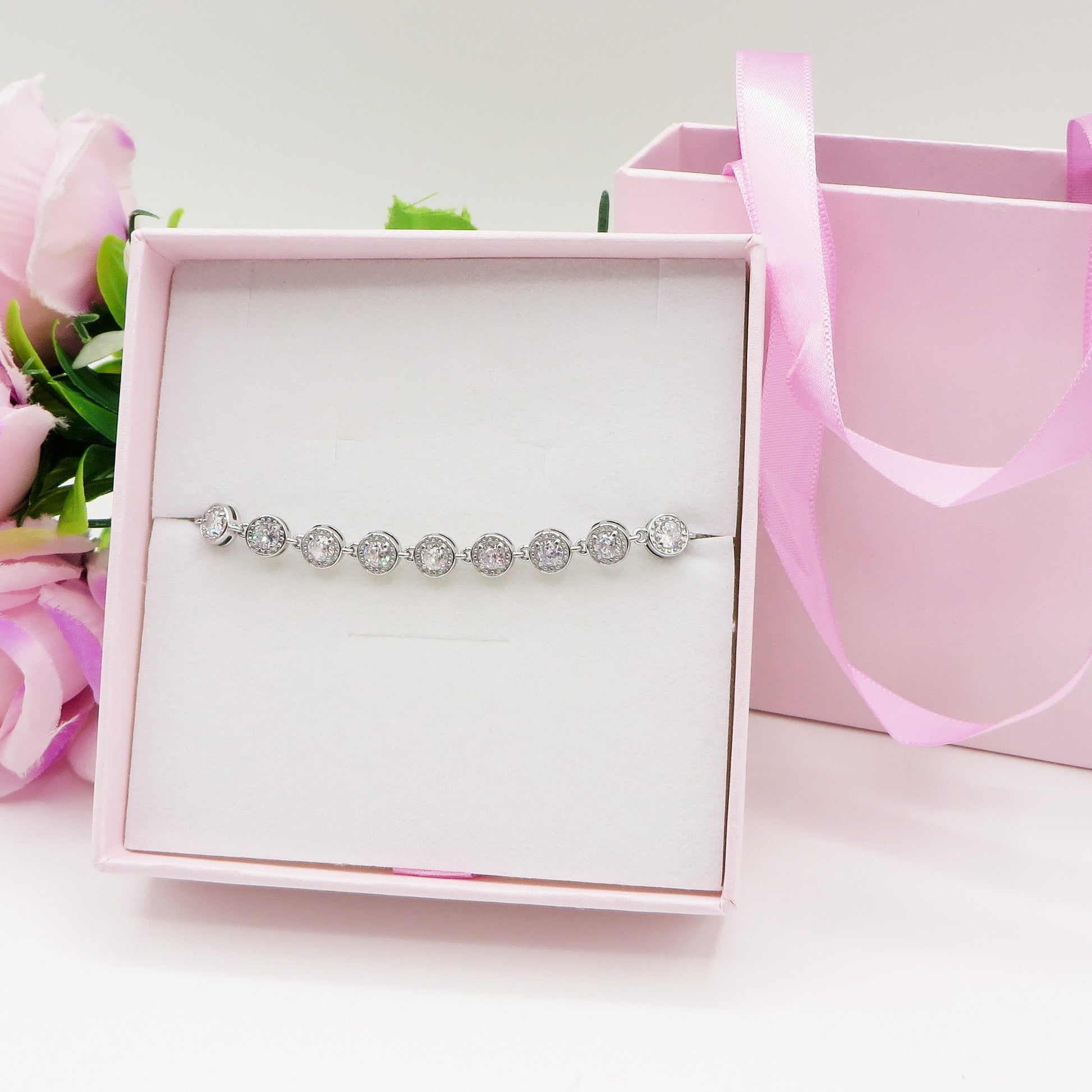 Bracciale Tennis griffe in oro Bianco 18k con diamanti | GV Bracciale Tennis griffe in oro Bianco 18k con diamanti | GV