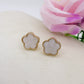 LILY studs ~ Paio orecchini lobo in ACCIAIO INOSSIDABILE con fiore in madreperla