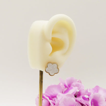 LILY studs ~ Paio orecchini lobo in ACCIAIO INOSSIDABILE con fiore in madreperla