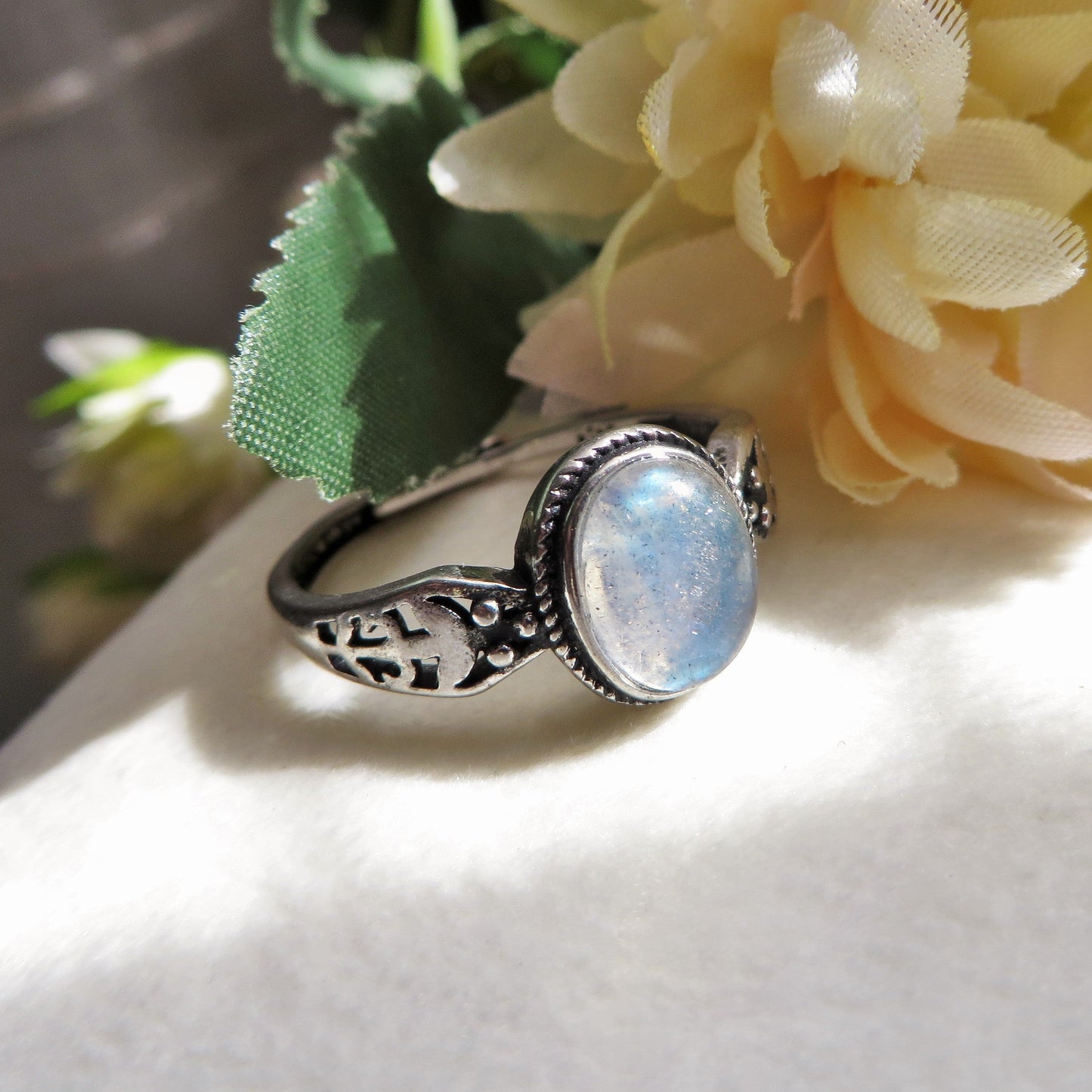 BOHEMIAN CHAAYA  ~ Anello regolabile in Pietra di Luna grigia 10 MM - grey Moonstone naturale