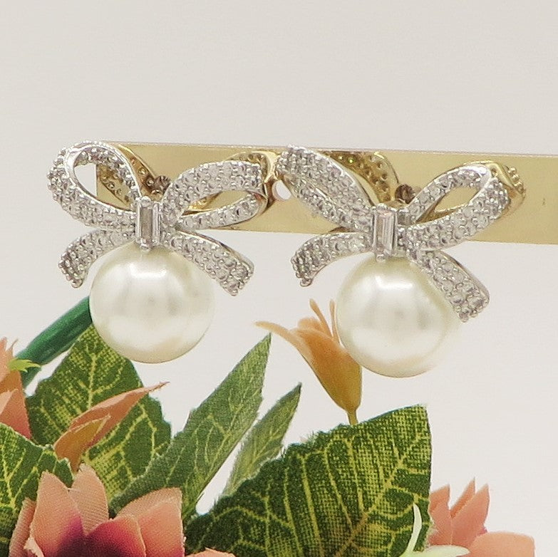 CALLA large ~ orecchini bottone con fiocco zirconato e perla