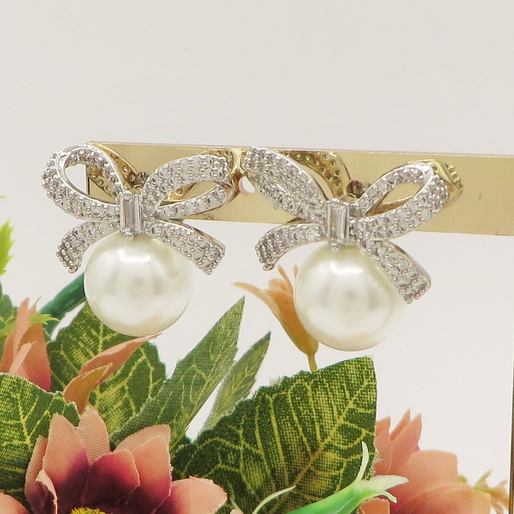 CALLA large ~ orecchini bottone con fiocco zirconato e perla