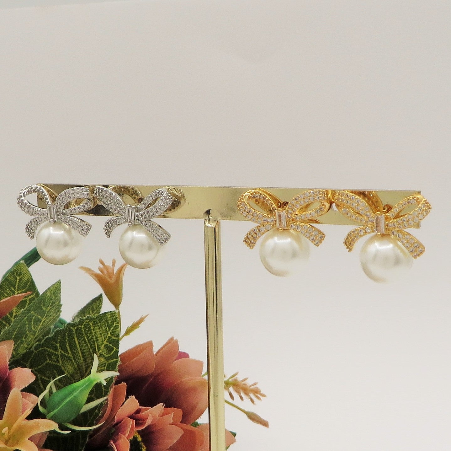 CALLA large ~ orecchini bottone con fiocco zirconato e perla