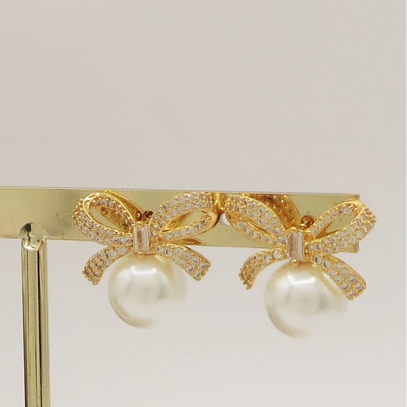 CALLA ~ orecchini bottone con fiocco zirconato e perla