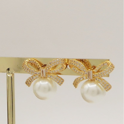 CALLA ~ orecchini bottone con fiocco zirconato e perla