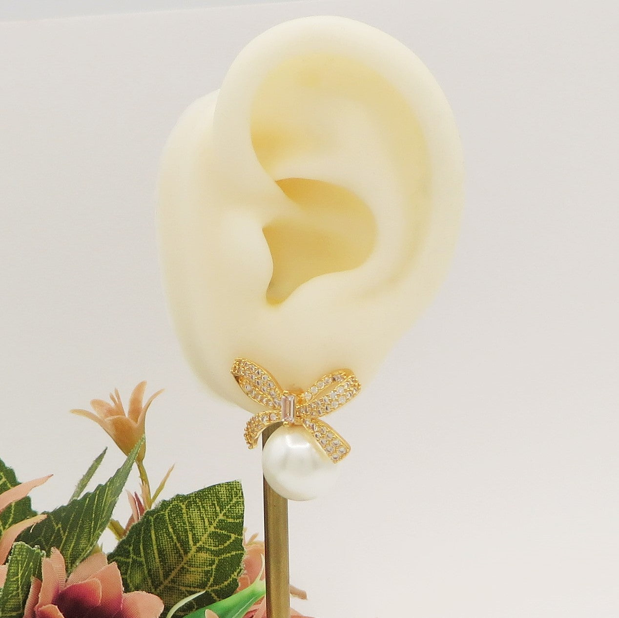 CALLA large ~ orecchini bottone con fiocco zirconato e perla