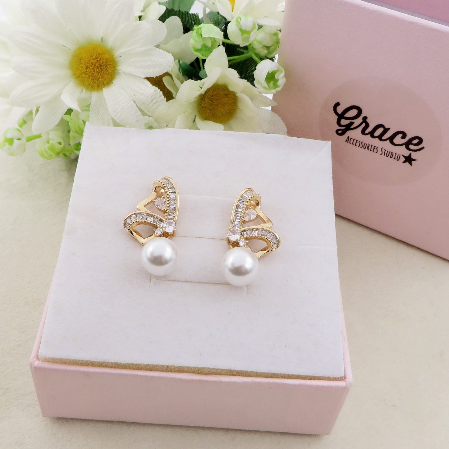 MARIPOSA PEARLS ~ Orecchini bottone con farfalla zirconata e perla