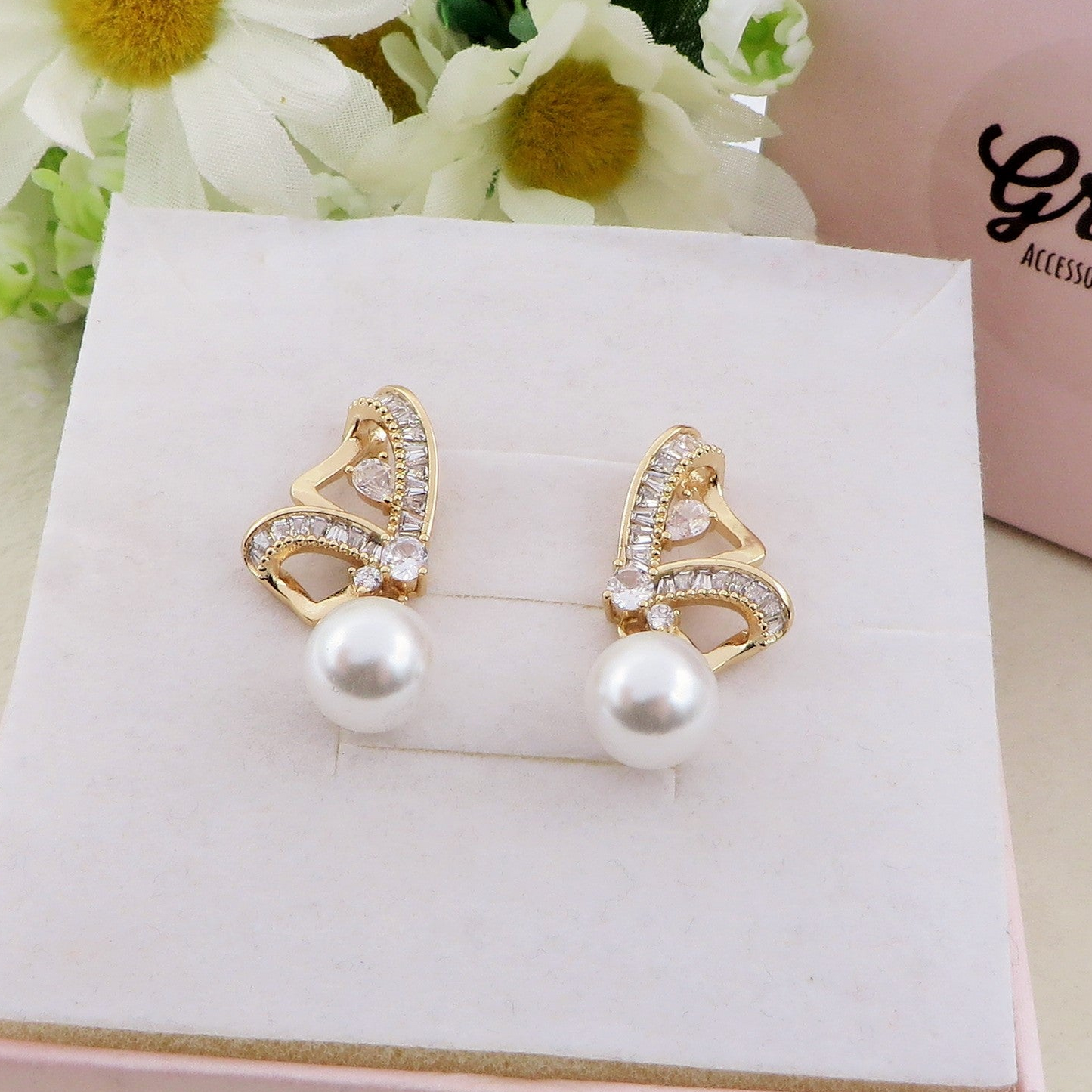 MARIPOSA PEARLS ~ Orecchini bottone con farfalla zirconata e perla