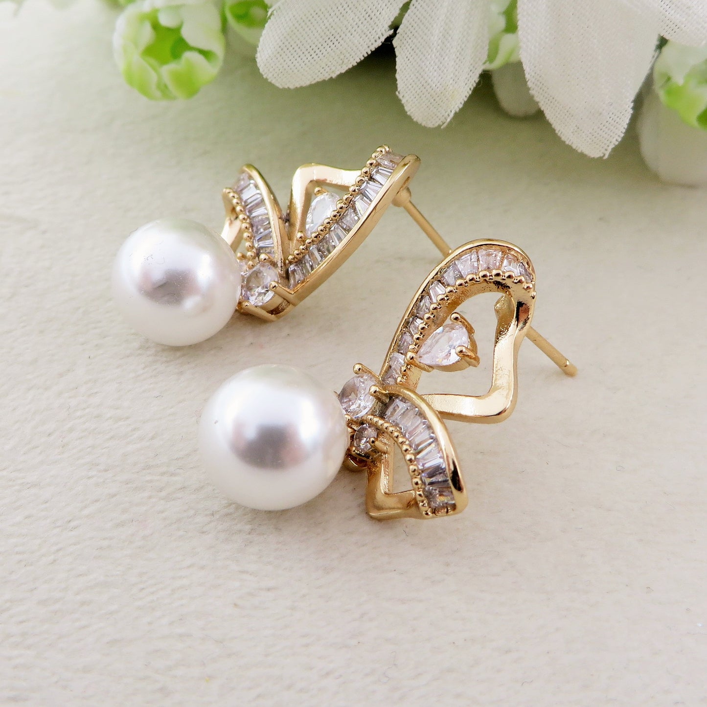 MARIPOSA PEARLS ~ Orecchini bottone con farfalla zirconata e perla