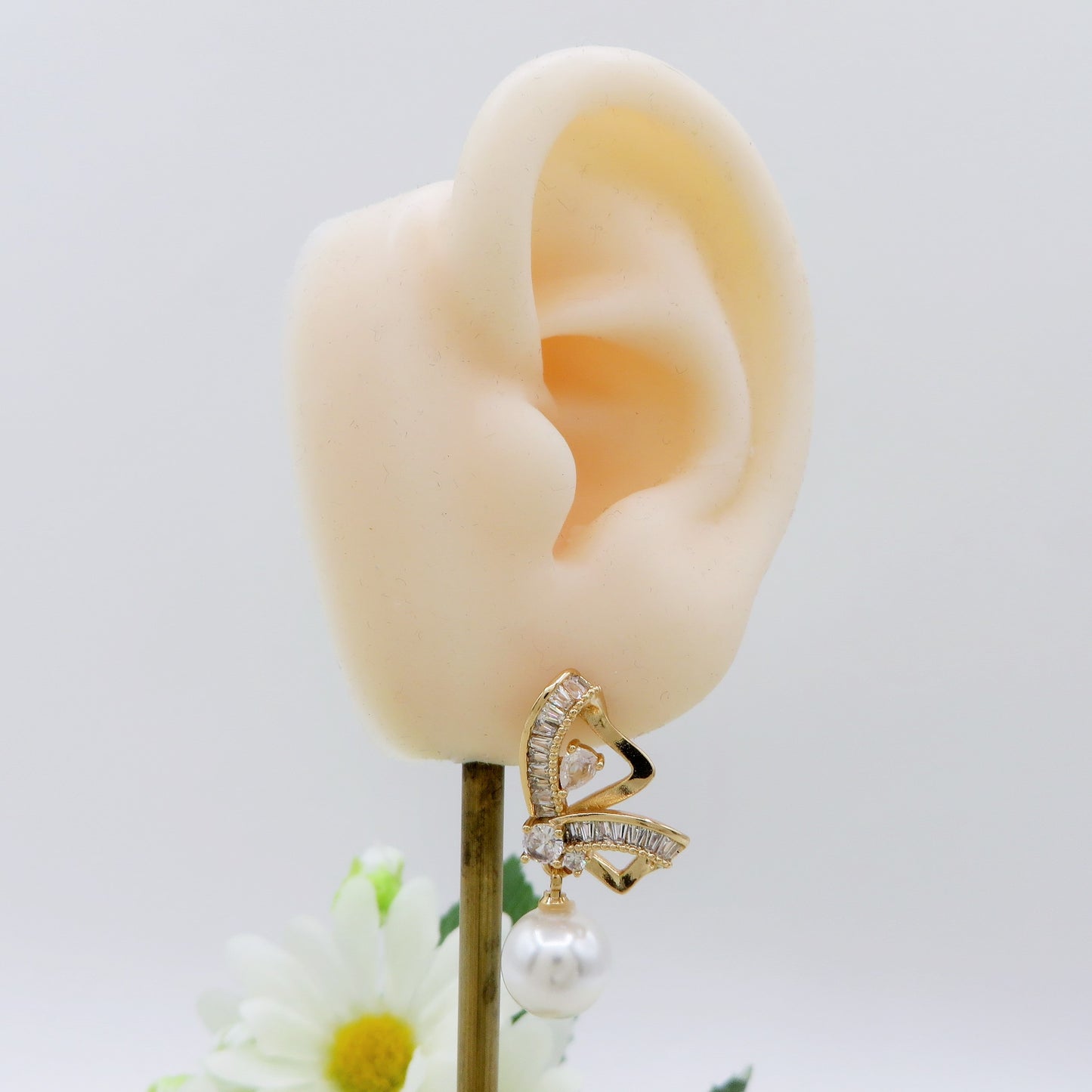 MARIPOSA PEARLS ~ Orecchini bottone con farfalla zirconata e perla