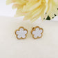 LILY studs ~ Paio orecchini lobo in ACCIAIO INOSSIDABILE con fiore in madreperla