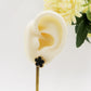 LILY studs ~ Paio orecchini lobo in ACCIAIO INOSSIDABILE con fiore in madreperla