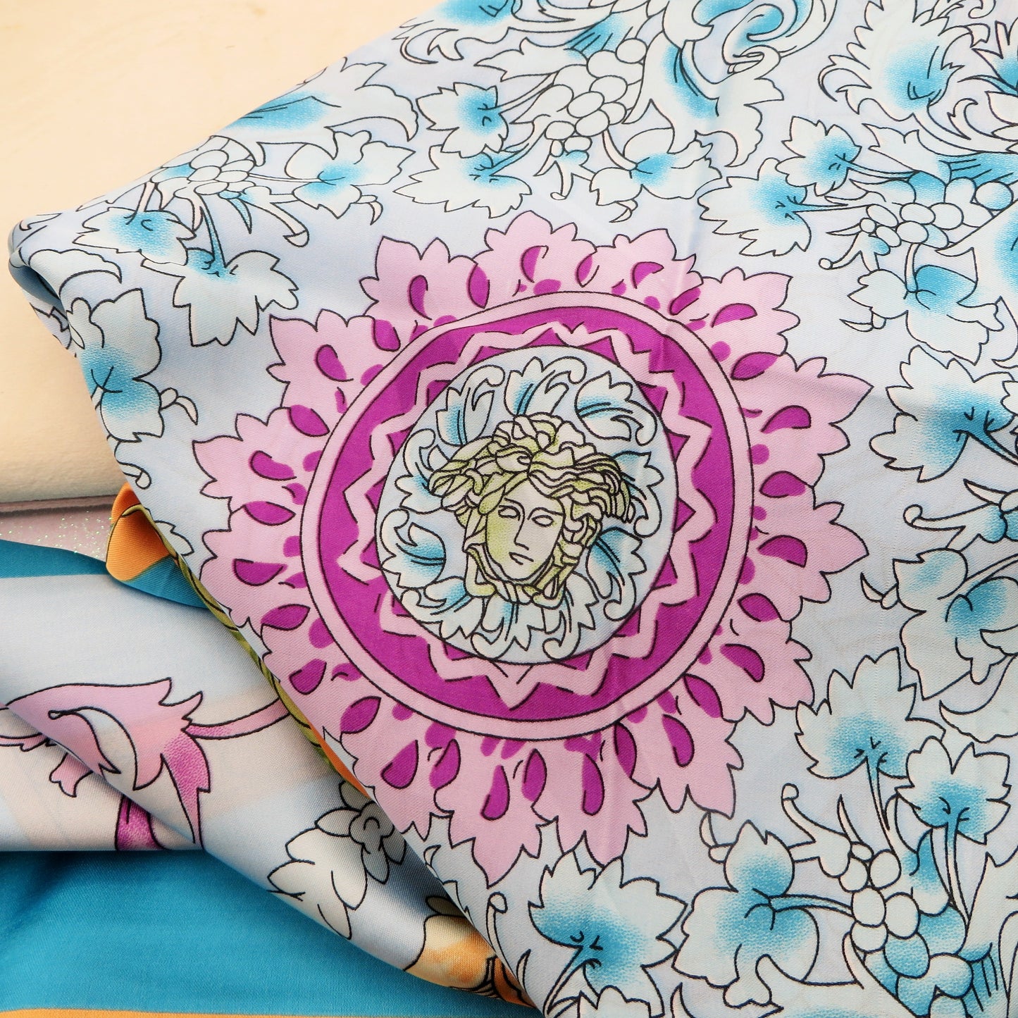 ICONIC SQUARE ~ Foulard 120x120