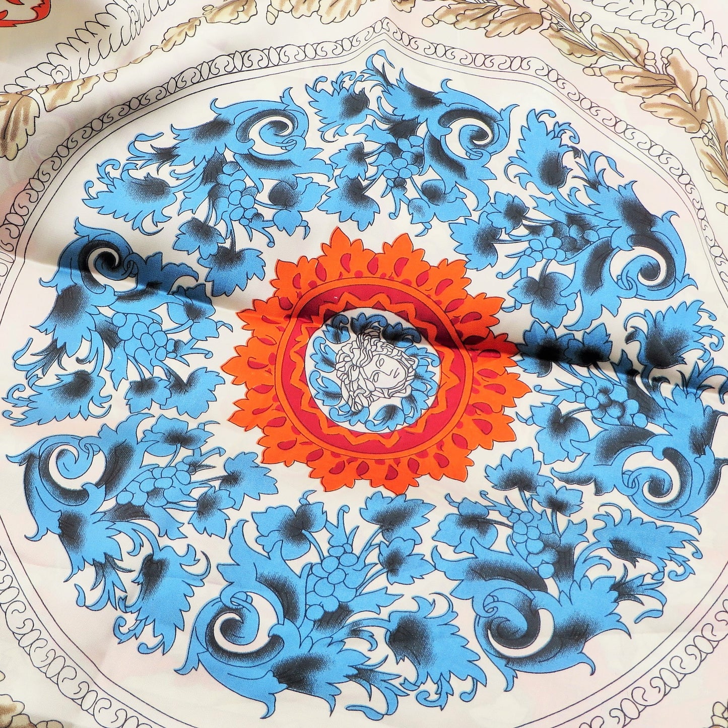 ICONIC SQUARE ~ Foulard 120x120