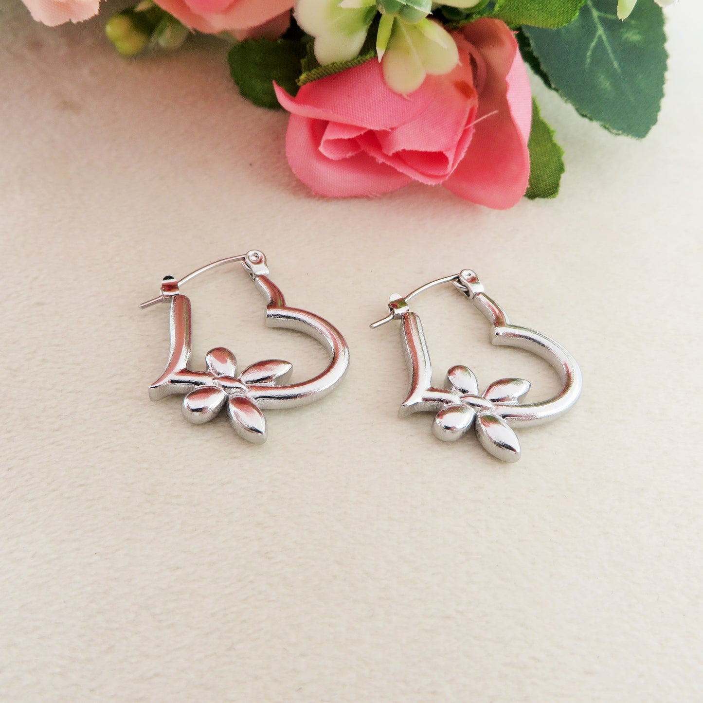 MIZUKI HOOPS con farfalle - Acciaio inossidabile orecchini cerchio a forma di cuore