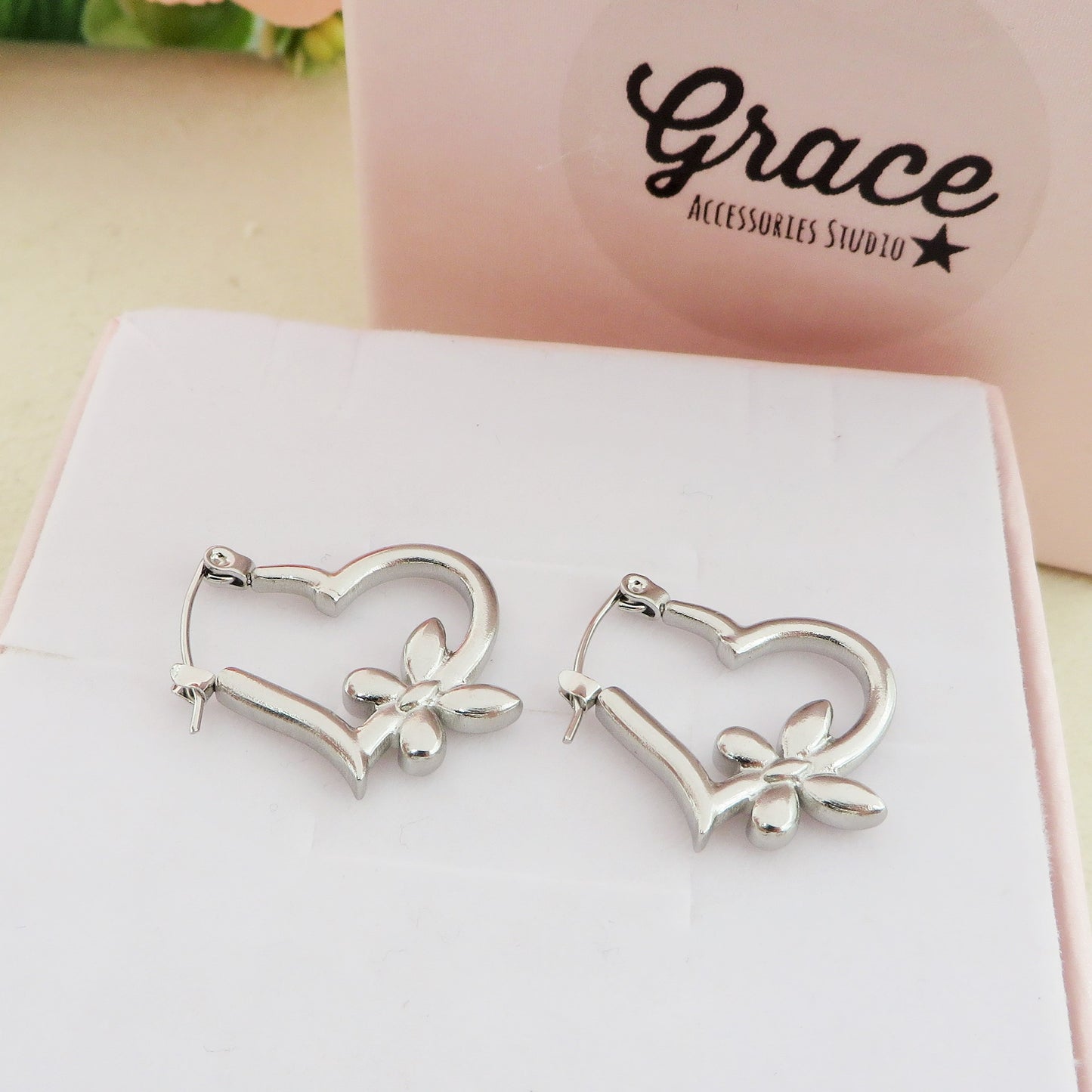 MIZUKI HOOPS con farfalle - Acciaio inossidabile orecchini cerchio a forma di cuore