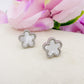 LILY studs base Argento ~ Paio orecchini lobo in ACCIAIO INOSSIDABILE con fiore in madreperla