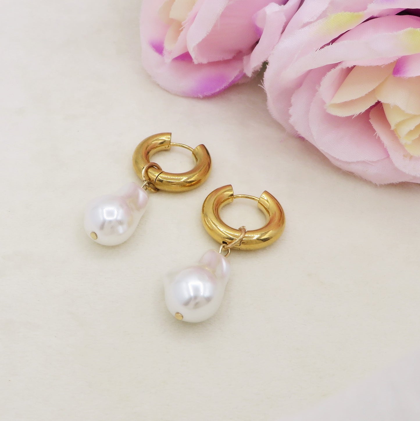 IRIS baroque pearls - PAIA Orecchini HOOPS con perla barocca XL in ACCIAIO INOSSIDABILE
