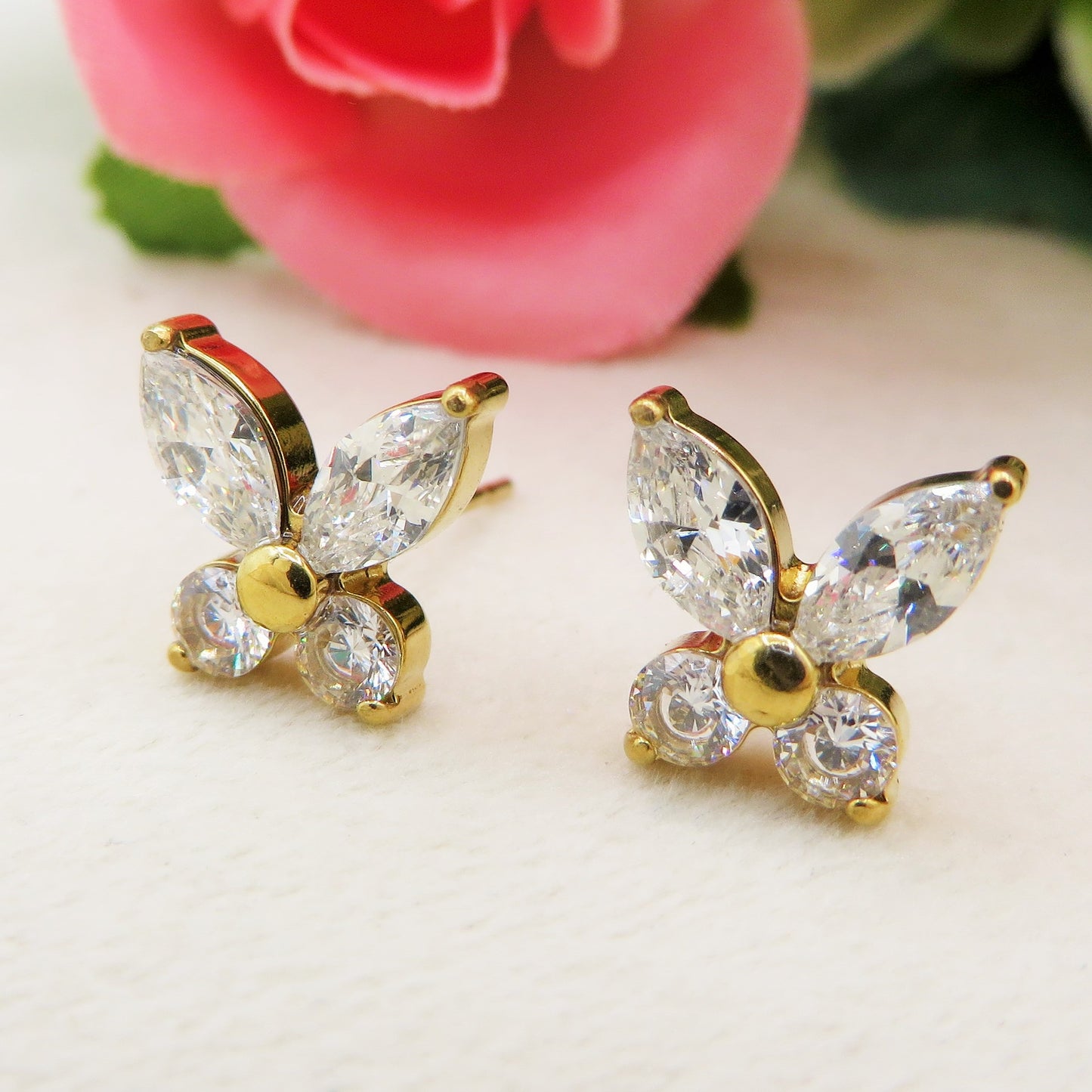 ATHALIA STUD ~ Orecchini ACCIAIO INOSSIDABILE a lobo con farfalle cubic zirconia