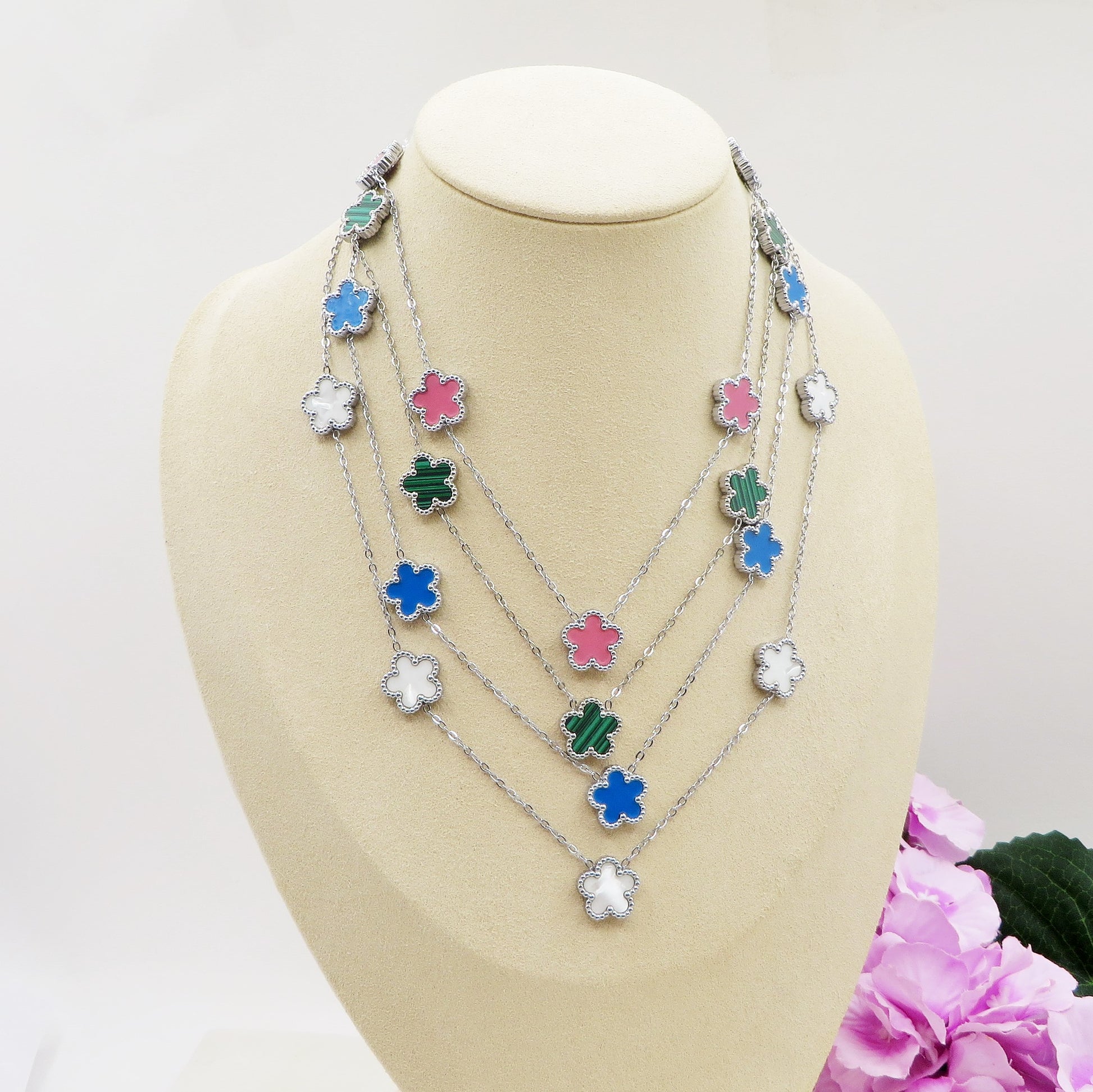 Collana con charm, ciondolo con fiori e rosa - Gioielli - Collane Collana con charm, ciondolo con fiori e rosa - Gioielli - Collane