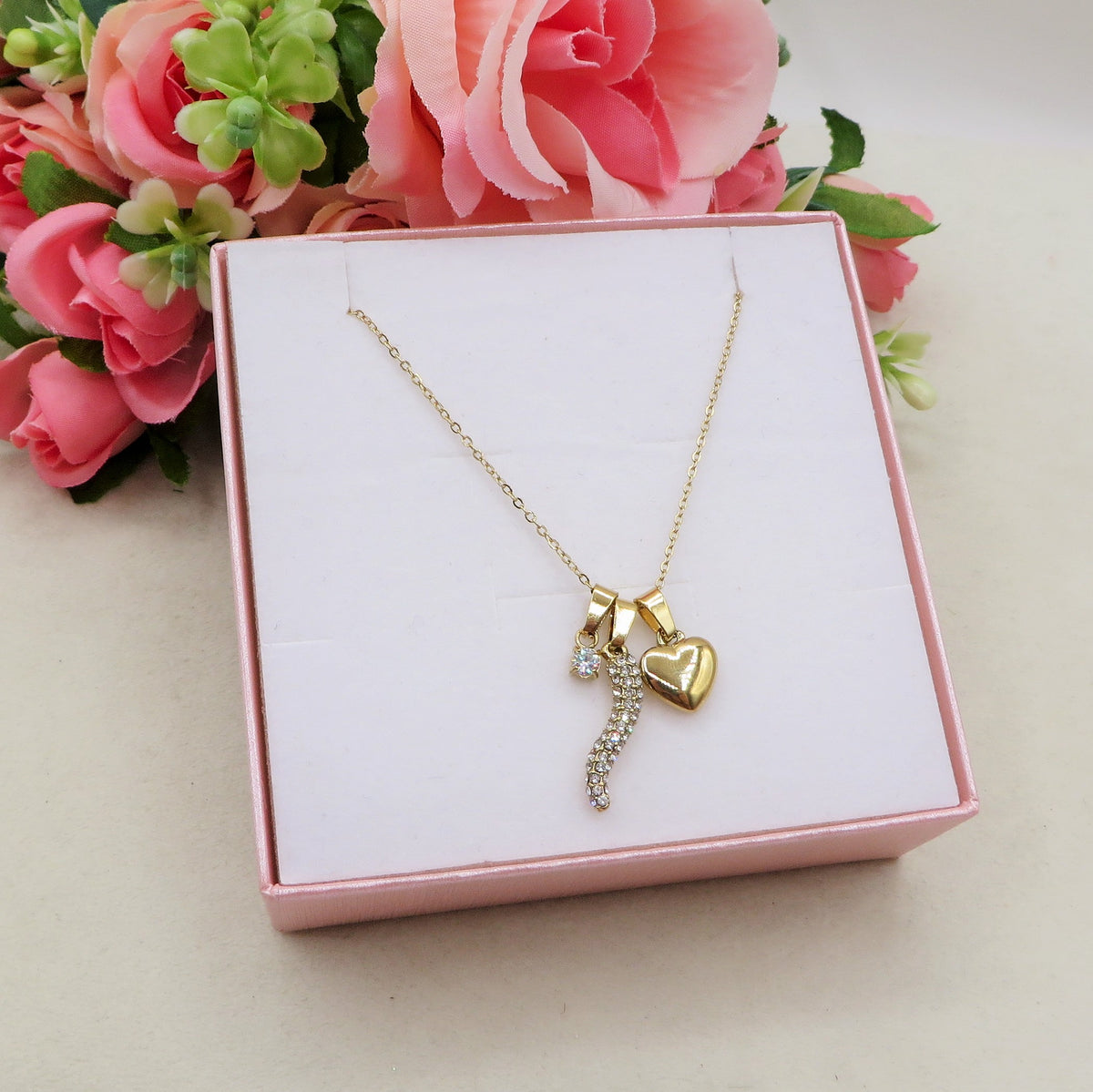 LUCKY CRYSTAL CHARMS ~ ACCIAIO INOSSIDABILE - Collana con ciondoli, cornetto zirconato, solitario e cuore bombè + incisione personalizzata