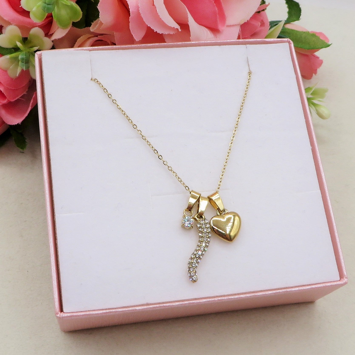 LUCKY CRYSTAL CHARMS ~ ACCIAIO INOSSIDABILE - Collana con ciondoli, cornetto zirconato, solitario e cuore bombè + incisione personalizzata