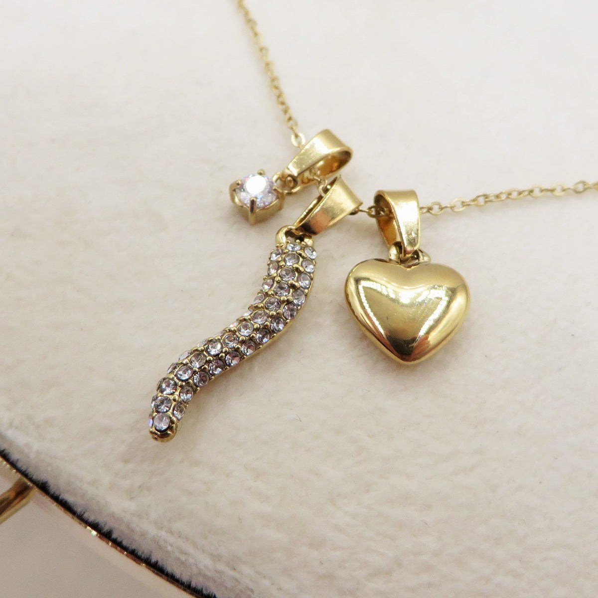 LUCKY CRYSTAL CHARMS ~ ACCIAIO INOSSIDABILE - Collana con ciondoli, cornetto zirconato, solitario e cuore bombè + incisione personalizzata