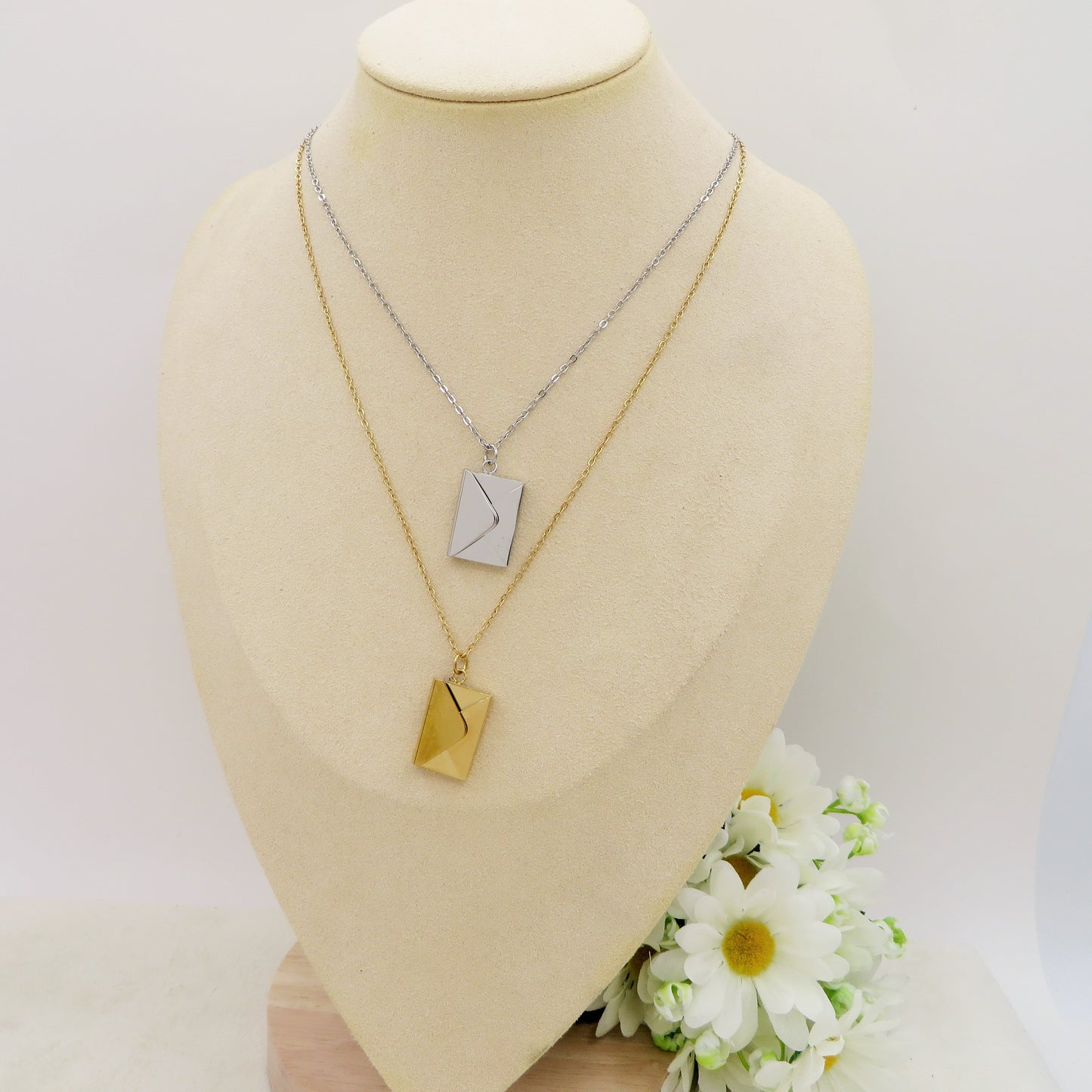 MOWOM Collana con Ciondolo con Lettera Iniziale Grande Personalizzata Incisione Personalizzata Nome Data per Donna Ragazza Grande Regalo da Damigella d'Onore con Alfabeto Laterale (Argento B MOWOM Collana con Ciondolo con Lettera Iniziale Grande Personalizzata Incisione Personalizzata Nome Data per Donna Ragazza Grande Regalo da Damigella d'Onore con Alfabeto Laterale (Argento B