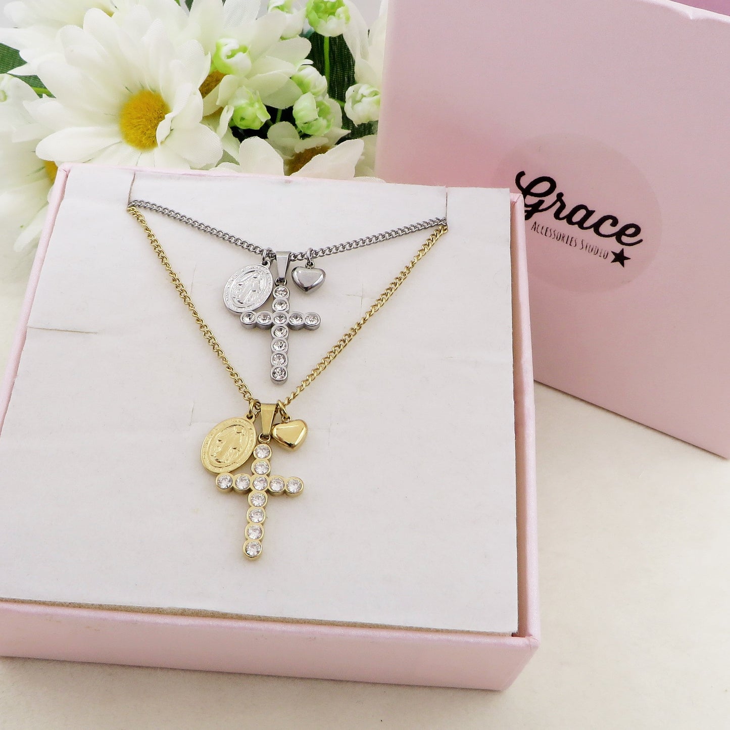 HOLY ~ ACCIAIO INOSSIDABILE - Collana  con pendenti sacri, croce, madonnina e cuore bombè