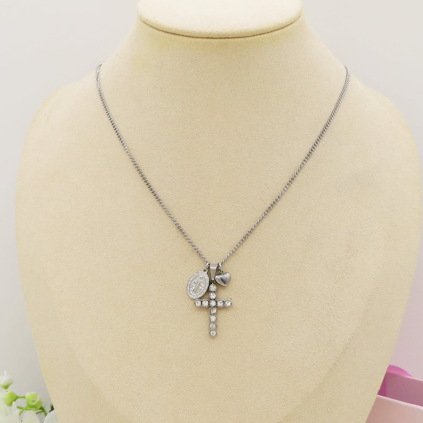 HOLY ~ ACCIAIO INOSSIDABILE - Collana  con pendenti sacri, croce, madonnina e cuore bombè