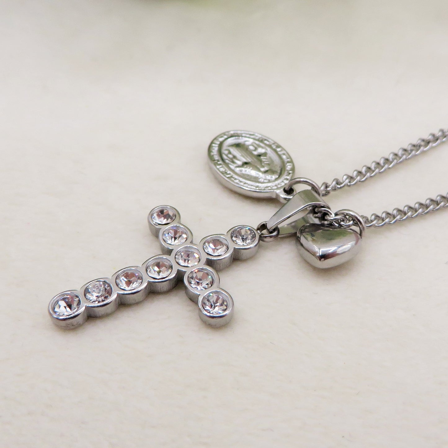 HOLY ~ ACCIAIO INOSSIDABILE - Collana  con pendenti sacri, croce, madonnina e cuore bombè