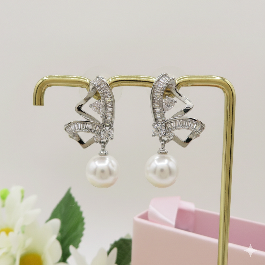 MARIPOSA PEARLS ~ Orecchini bottone con farfalla zirconata e perla