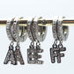 ORECCHINI INIZIALI IN ZIRCONIA ~ ACCIAIO INOSSIDABILE ORO -  Mini orecchini a cerchio con iniziali in zirconi