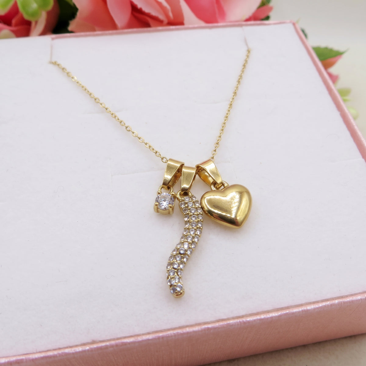 LUCKY CRYSTAL CHARMS ~ ACCIAIO INOSSIDABILE - Collana con ciondoli, cornetto zirconato, solitario e cuore bombè + incisione personalizzata